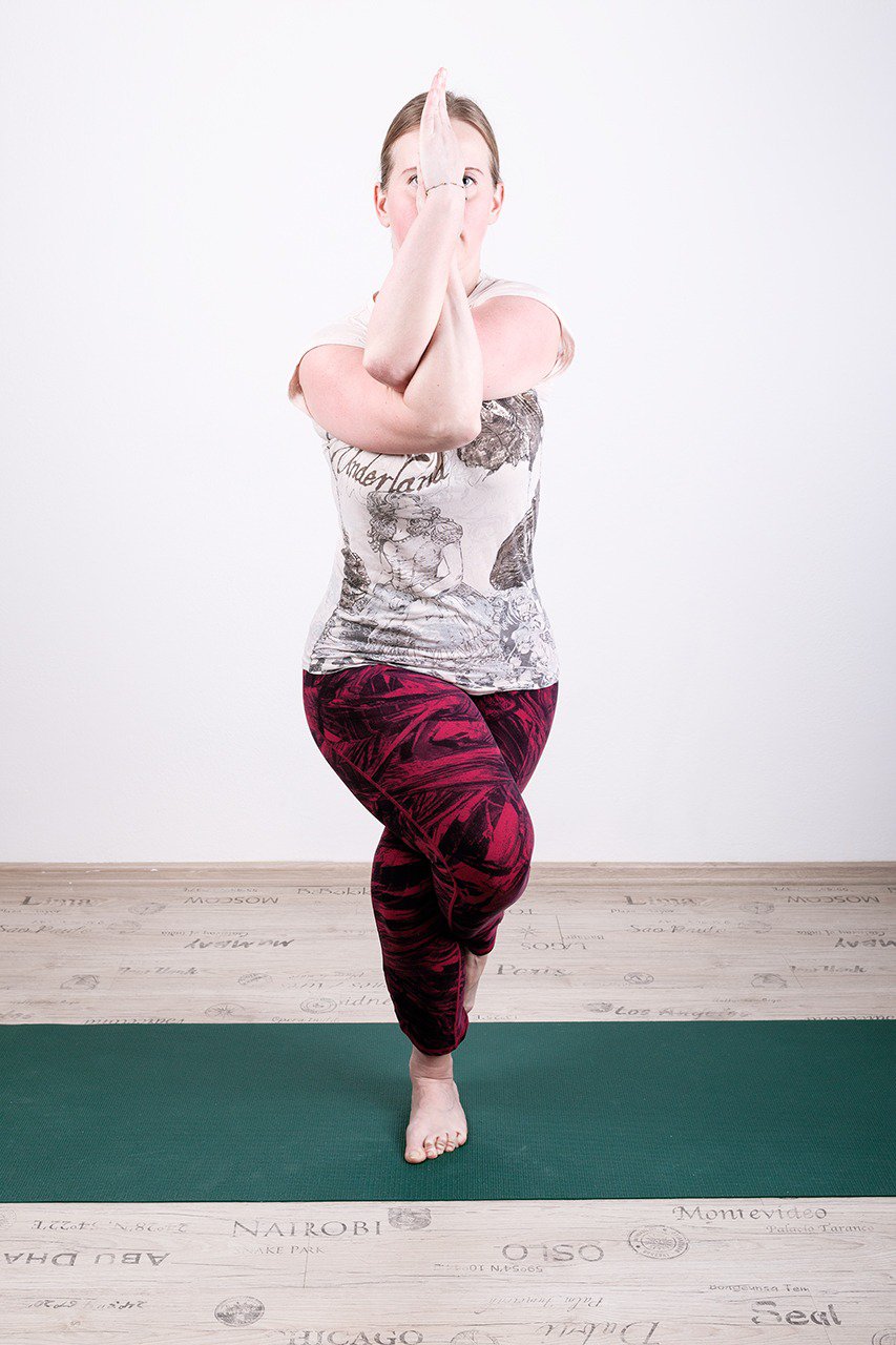 garudasana_yoga_beginer.jpeg